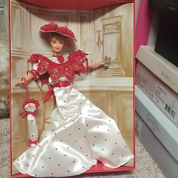 Coke Soda Fountain Barbie - Picture 4 of 7